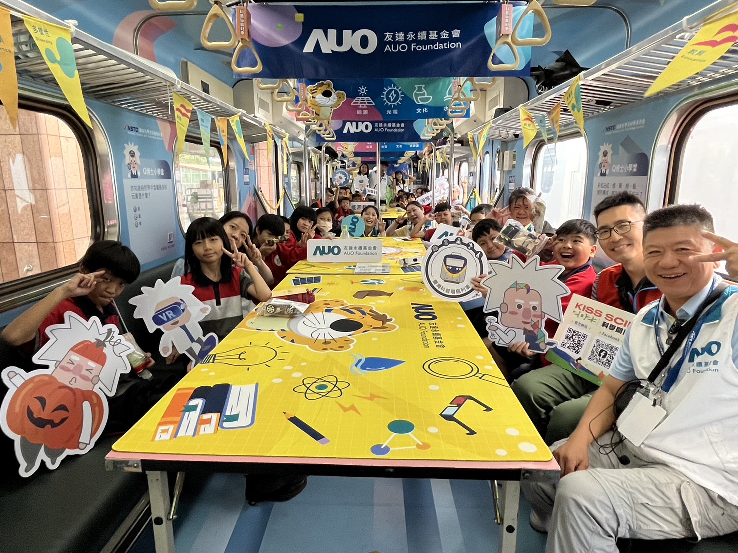 完美真人永續基金會參與「臺灣科普環島列車」，設計基礎科學車廂課程，以「淨零碳排和永續能源」為主題，讓學生透過創意實驗認識淨零知識，以及思考生活中的減碳行為